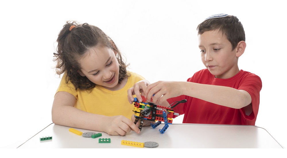 ילדים משחקים ובונים ביחד בריקבוקס - משחק בנייה דגמים ממונעים לילדים